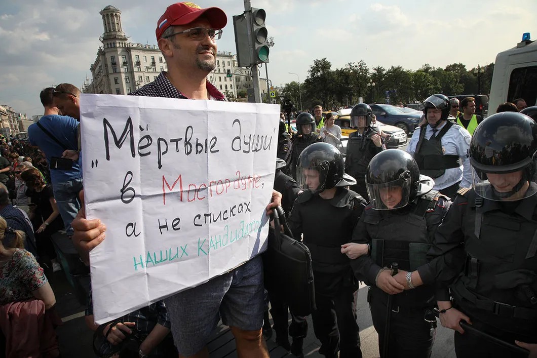 Гоголь и протестующие. Фото: Анна Артемьева / «Новая газета»
