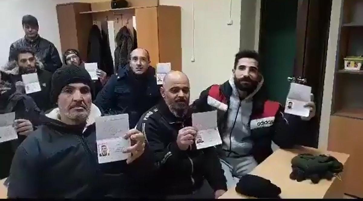 Сирийцы демонстрируют на камеру свежие российские паспорта. Скриншот с видео