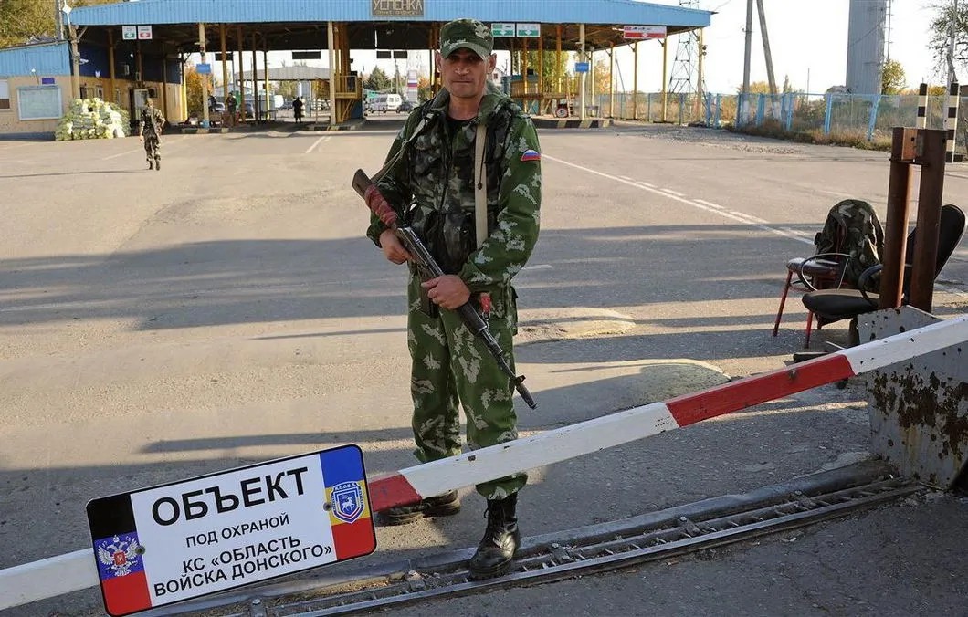 Казак из российского «Войска донского» на охране пограничного пункта самопровозглашенной «ДНР»