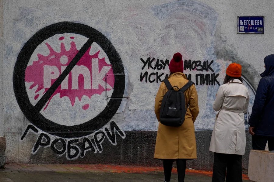 На стене, где ранее была нарисована фреска с осужденным военным преступником, бывшим военачальником боснийских сербов Ратко Младичем, появился рисунок с требованием запретить вещание телеканала Pink в Сербии. Фото: AP Photo/Дарко Войинович