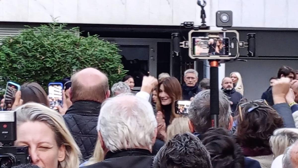 Карла Бруни благодарит пришедших. Кадр из видео Наталии Даниловой, для «Новой газеты»