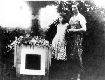 Третья жена Малевича Н. Манченко и дочь Уна у могилы художника