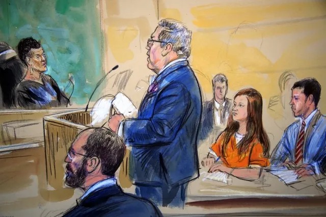 Эскиз из зала суда. Мария Бутина (в оранжевом костюме), ее адвокат Роберт Дрисколл (в центре) и судья Дебора Робинсон (слева), во время слушания в федеральном суде в Вашингтоне, 18 июля 2018 года. Иллюстрация: AP/EAST NEWS