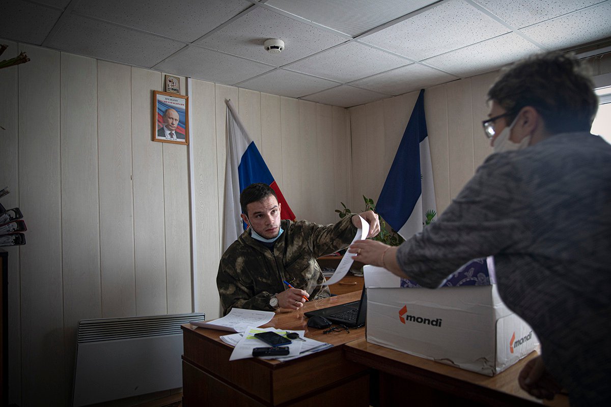 Иван Сергеевич в своем кабинете. Фото: Влад Докшин / «Новая газета»