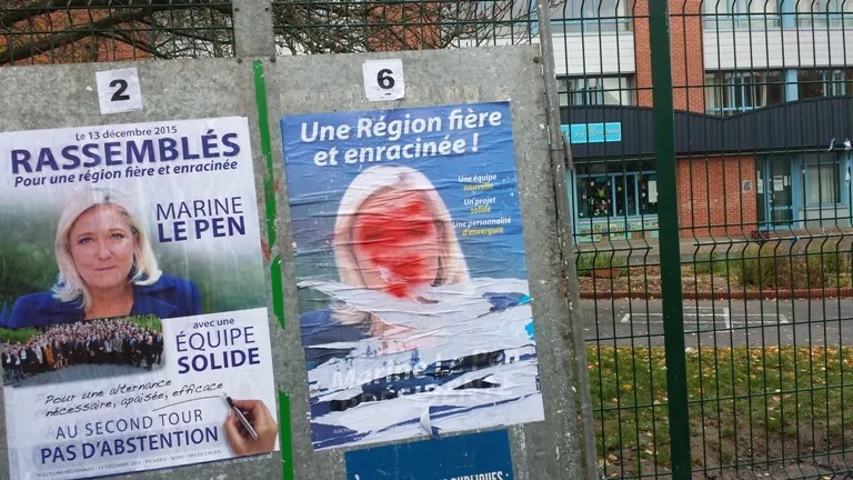 «Вотчина» «Нацфронта», городок Энен-Бомон. У входа на избирательный участок, где голосовала Марин Ле Пен