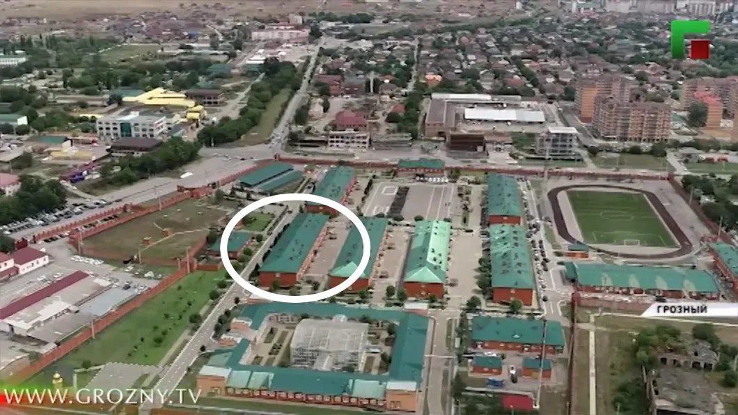 Шестая казарма на территории ППСП им. Кадырова в Грозном. Скриншот: «Грозный ТВ»