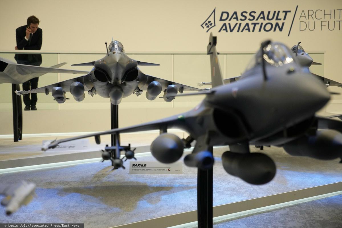 У стенда производителя истребителей Rafale — французской Dassault Aviation. Фото: Lewis Joly / Associated Press / East News