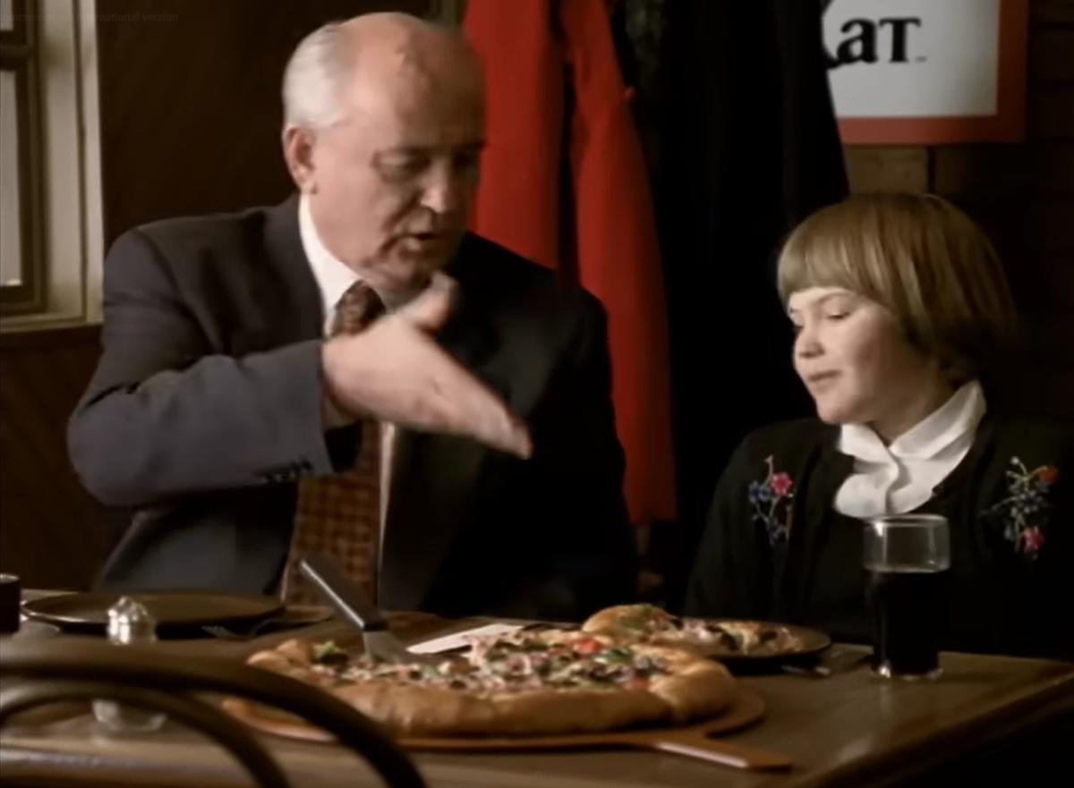 Кадр из рекламы «Пицца хат» с Михаилом Горбачевым, 1990-е