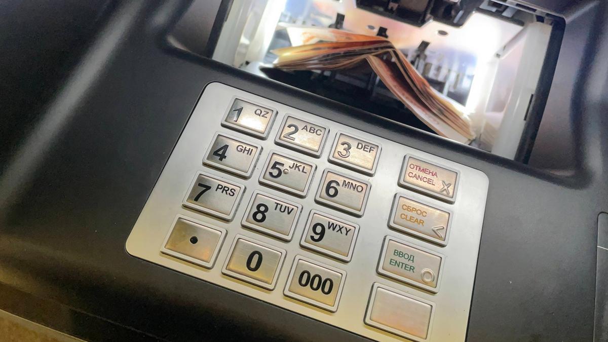 Этому дала, этому дала, а этот перебьется