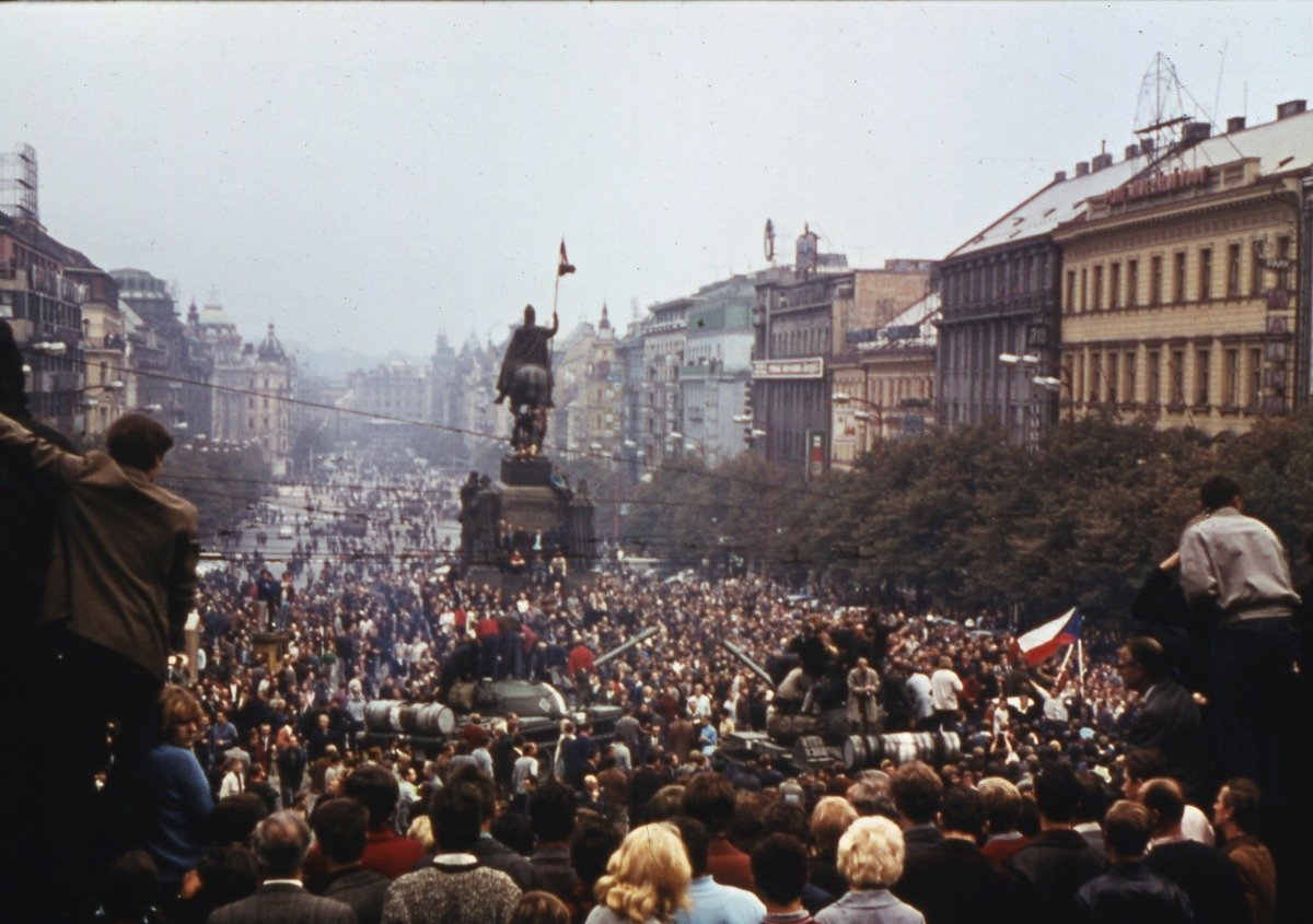 Чехи на демонстрации против ввода советских войск в страну. 1968 года. Фото: AP
