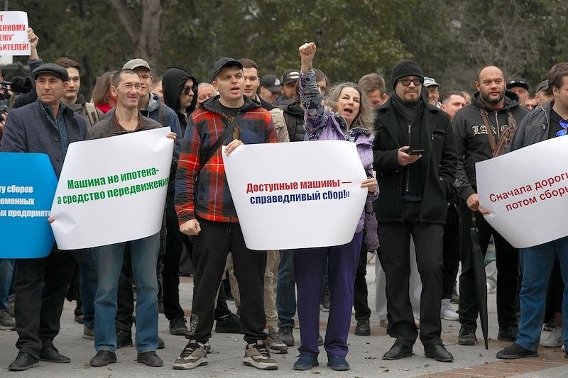 11 октября 2025 года . Владивосток. Митинг против повышения ставок утилизационного сбора на ввозимые автомобили. Фото: Артём Соколов / Коммерсантъ