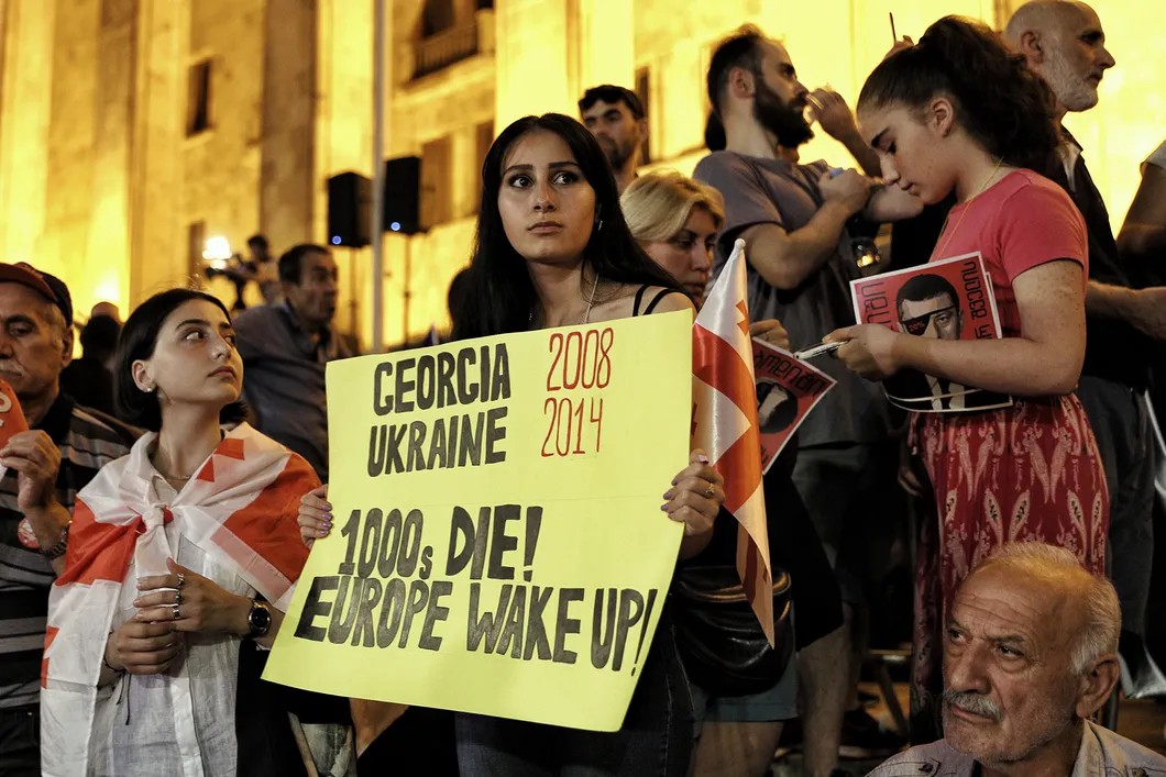 Тбилиси, 8 день протеста. Девушка с плакатом на английском: «Грузия 2008, Украина 2014. Тысячи умирают. Европа, проснись». Фото: Влад Докшин / «Новая газета»