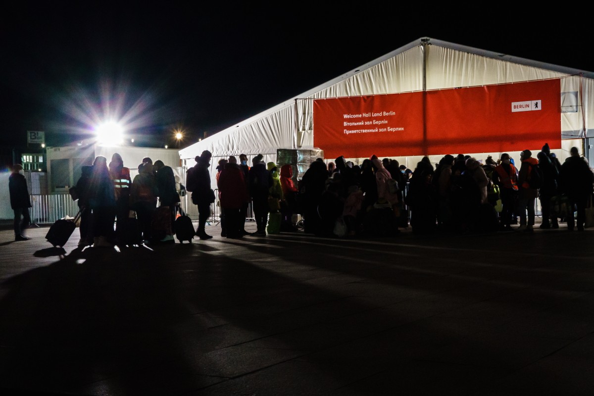 Очередь беженцев к палатке с горячими напитками и волонтерами, железнодорожный вокзал в Берлине. Фото: EPA