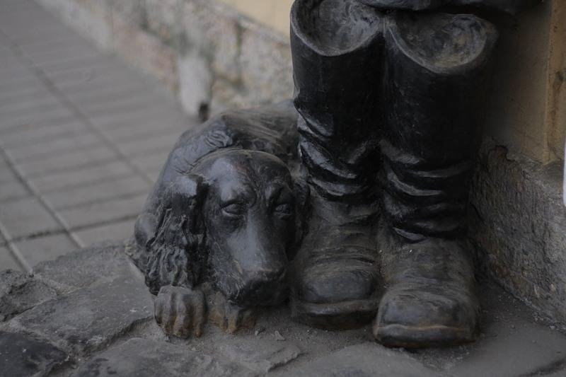 Статуя му-му в Санкт-Петербурге. Источник: Википедия