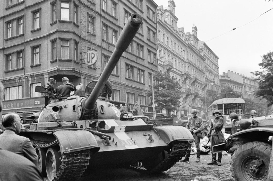 Советские танки на улицах Праги в 1968 году. Фото: РИА Новости