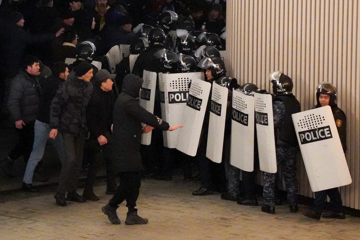 Акции протеста против повышения цен на сжиженный газ в Алматы. Фото: AP / TASS