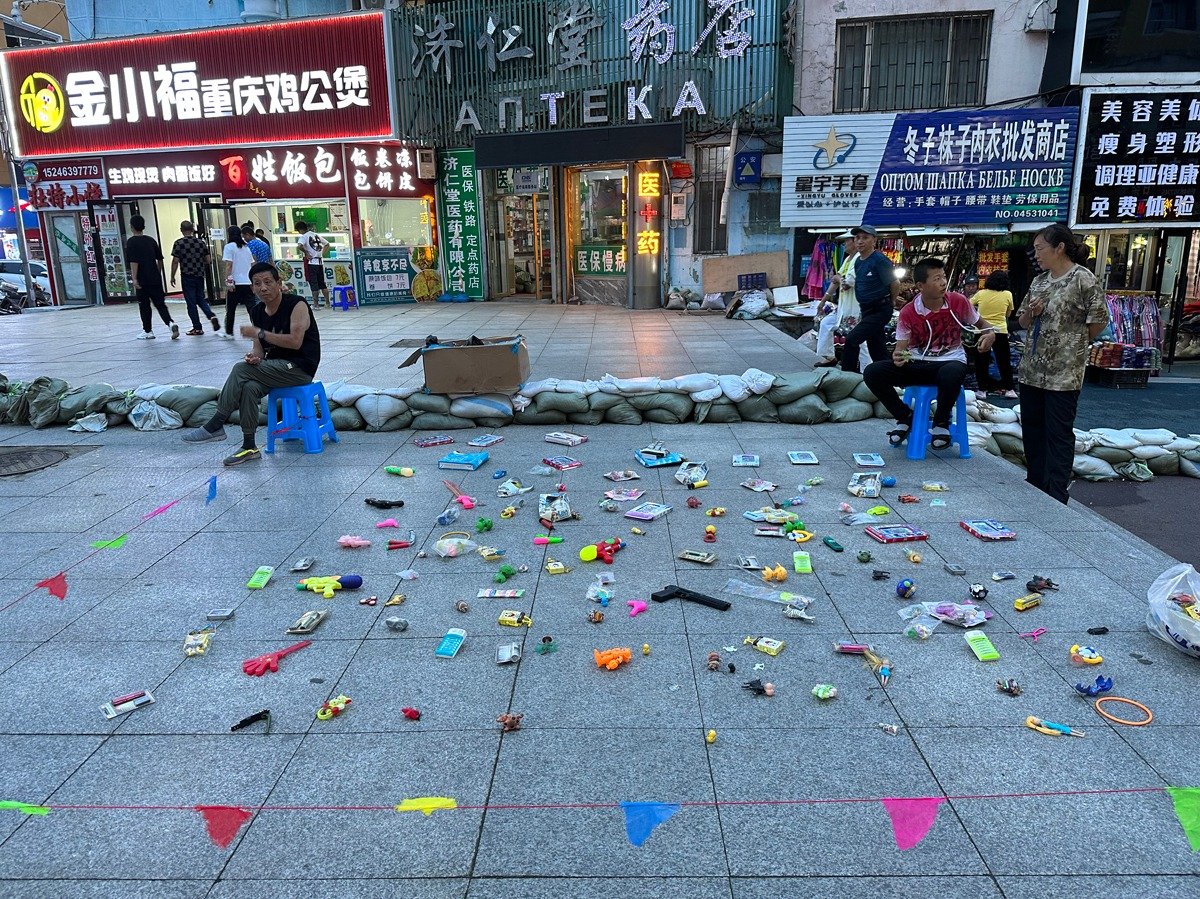 Самый центр Суэйфэньхэ. Торговля идет прямо на улицах. Но сейчас уже цивилизованная. Раньше был хаос. Фото: Валерия Федоренко / «Новая газета»