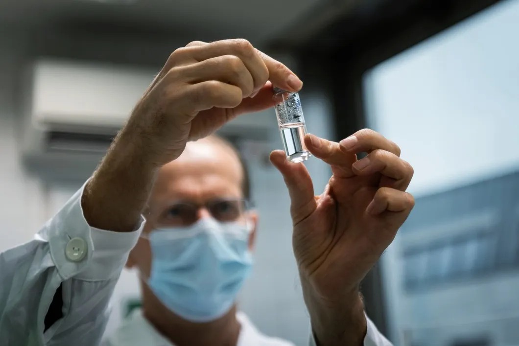 Медик держит ампулу с российской вакциной от коронавируса «Спутник V». Фото: РИА Новости