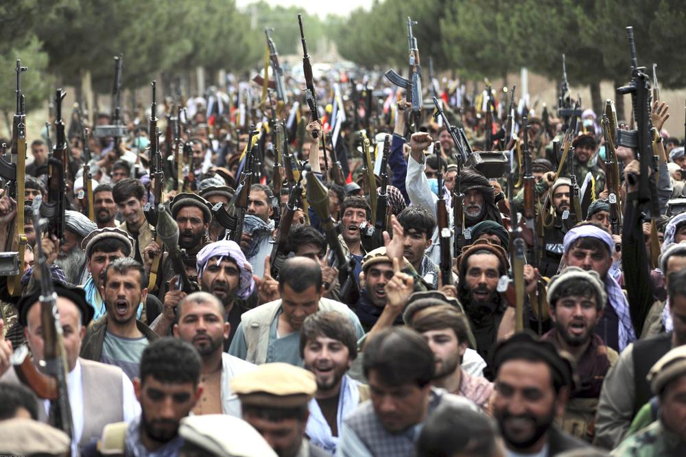 Афганские ополченцы присоединяются к силам обороны и безопасности Афганистана во время собрания в Кабуле. 23 июня 2021 года. Фото: AP/Associated Press/East News