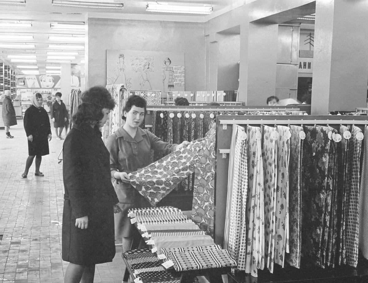 Магазин промтоваров в Архангельске, 1966-1967 гг. Фото: Александр Овчинников / ТАСС