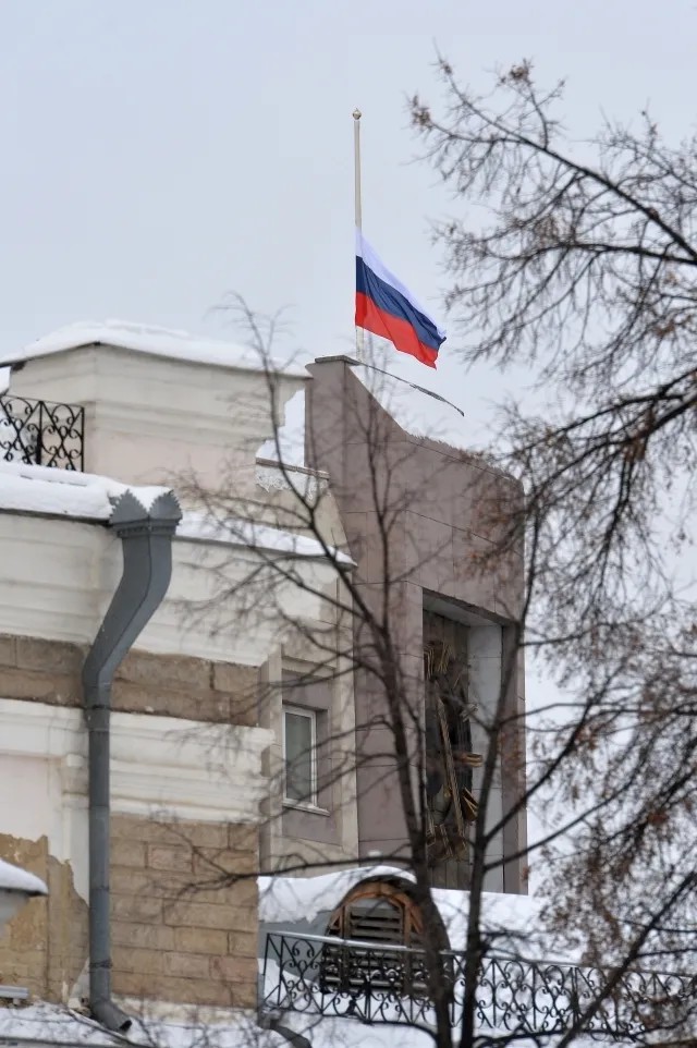Траур. Государственный флаг приспущен над зданием администрации Челябинской области. Фото: РИА Новости