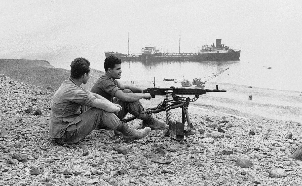 Американский танкер «Керн Хиллз» (на заднем плане) выгружает свой груз нефти в порту Эйлат, Израиль, 1957 г. Фото: ASSOCIATED PRESS / East News