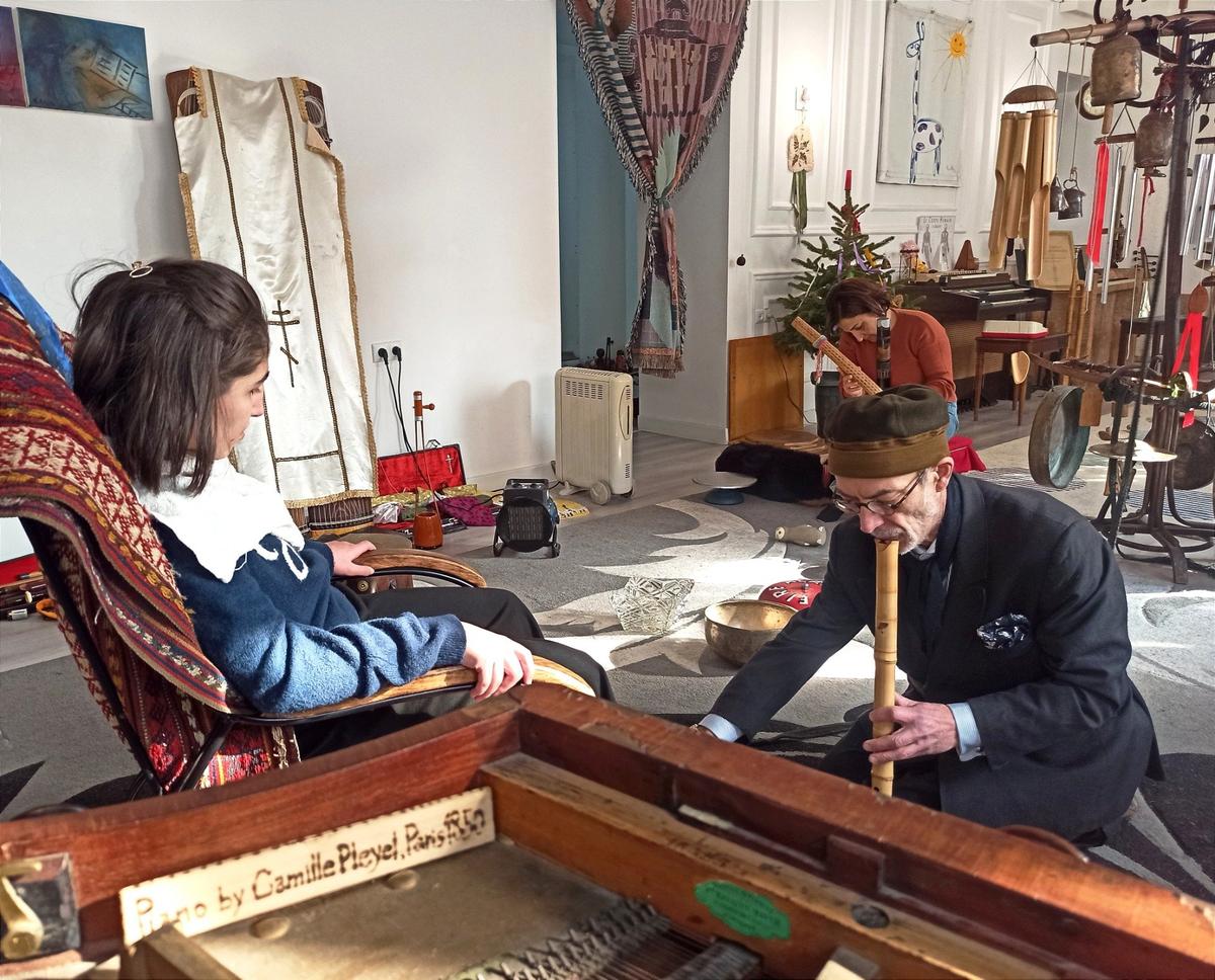 Сеанс звукотерапии. Камилю ассистирует мама девочки. Фото: Евгения Енгибарян