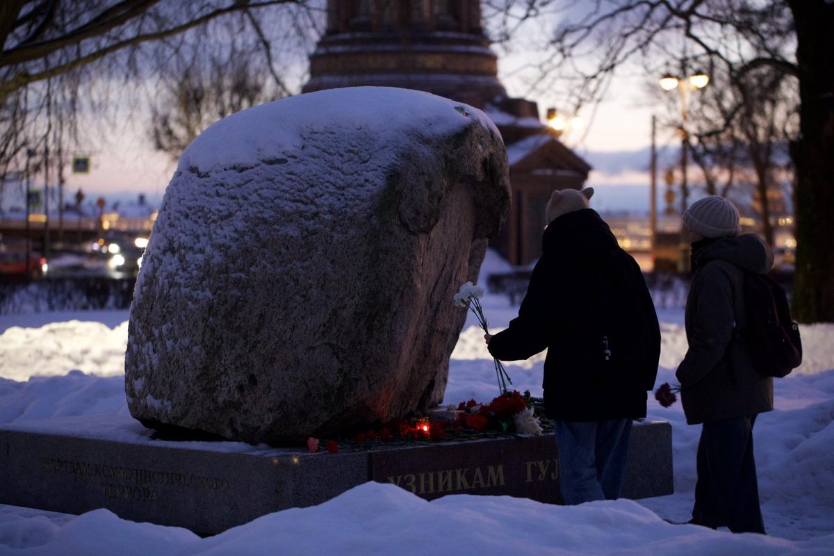 Петербург, Соловеций камень на Троицкой площади, еще один памятник жертвам политических репрессий. Фото: Алексей Душутин / «Новая газета»