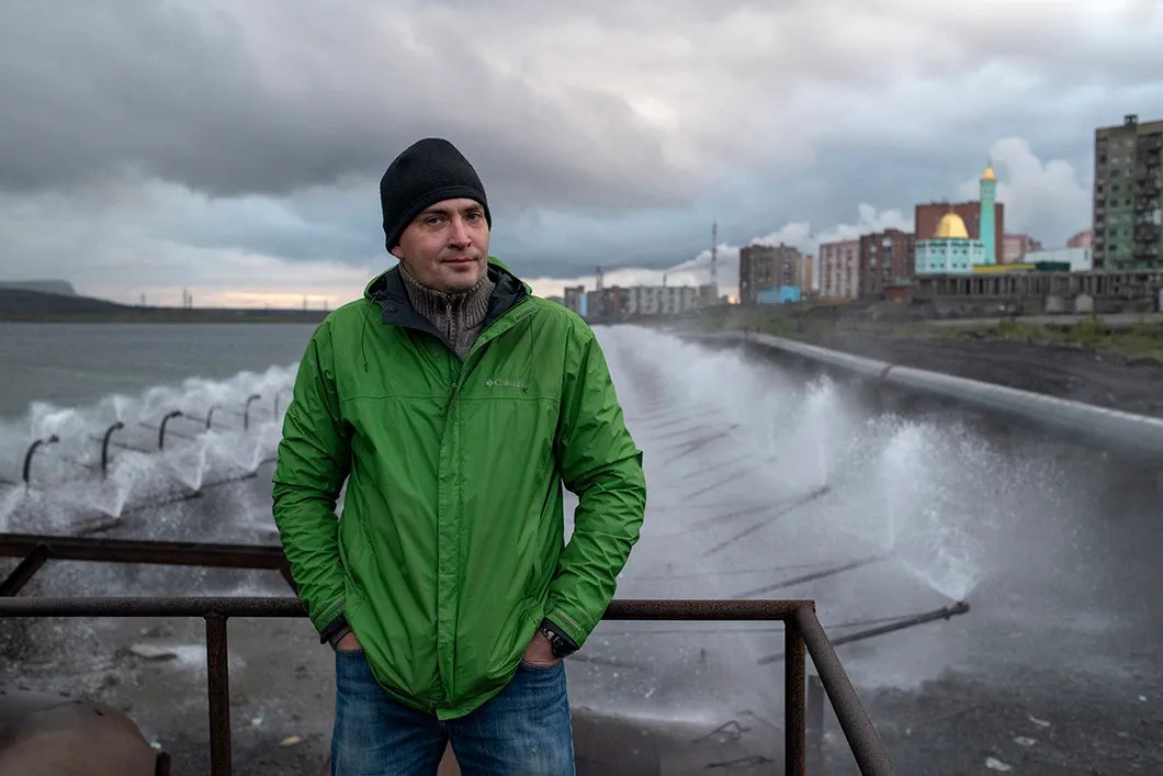 Vasiliy Ryabinin. Behind him, Lake Dolgoe and the cooling system for HPP-1. Yuri Kozyrev, Novaya Gazeta