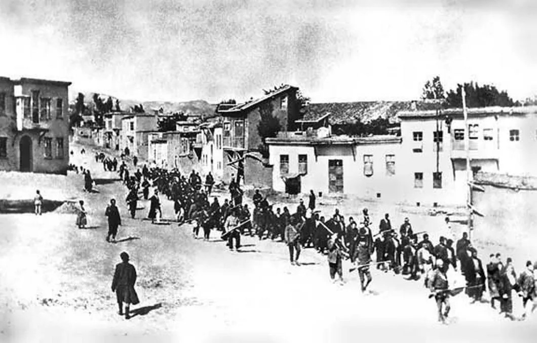 Колонна армян движется под вооруженной охраной. Апрель 1915 года. Фото: Wikimedia