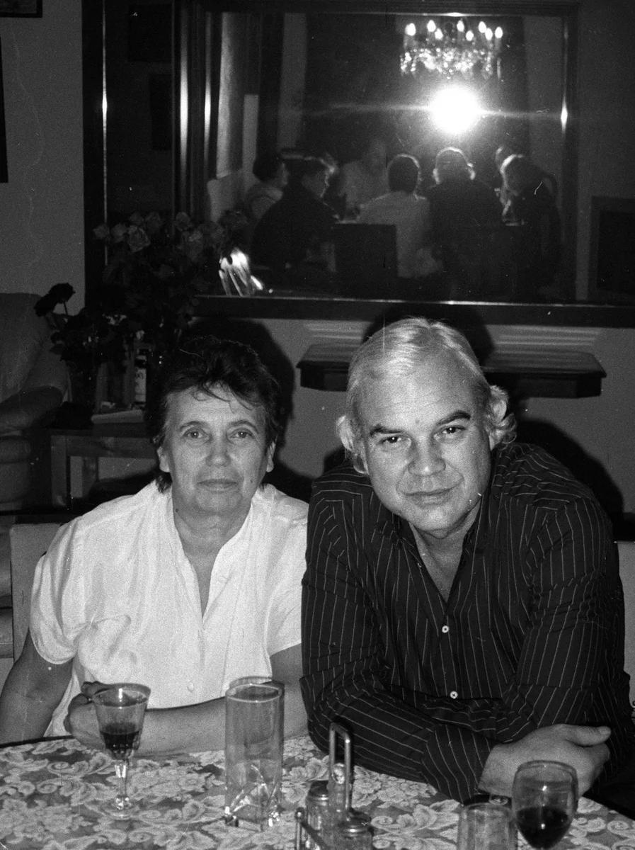 Анна Дмитриева со своим братом Владимиром Молчановым. В застолье. Фото автора
