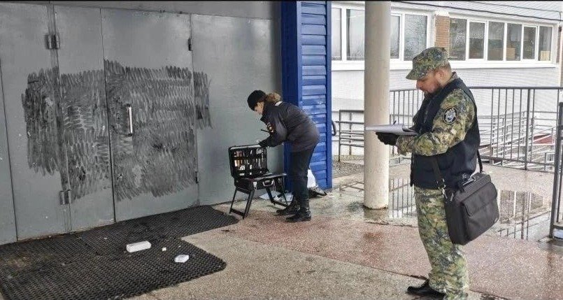 Фото с крыльца школы, где было совершено нападение. Фото: Следственный комитет