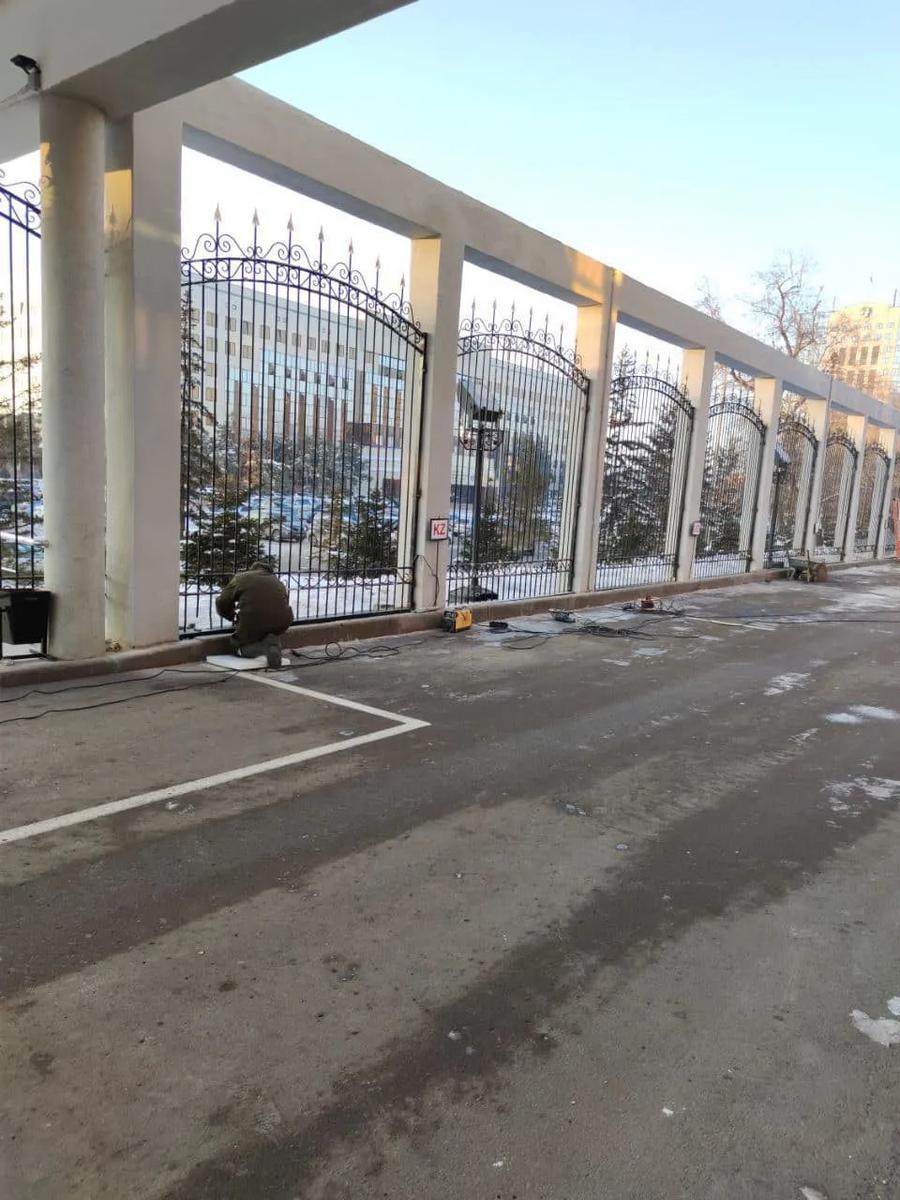 Забор вокруг здания ЦИК Казахстана. Фото: соцсети