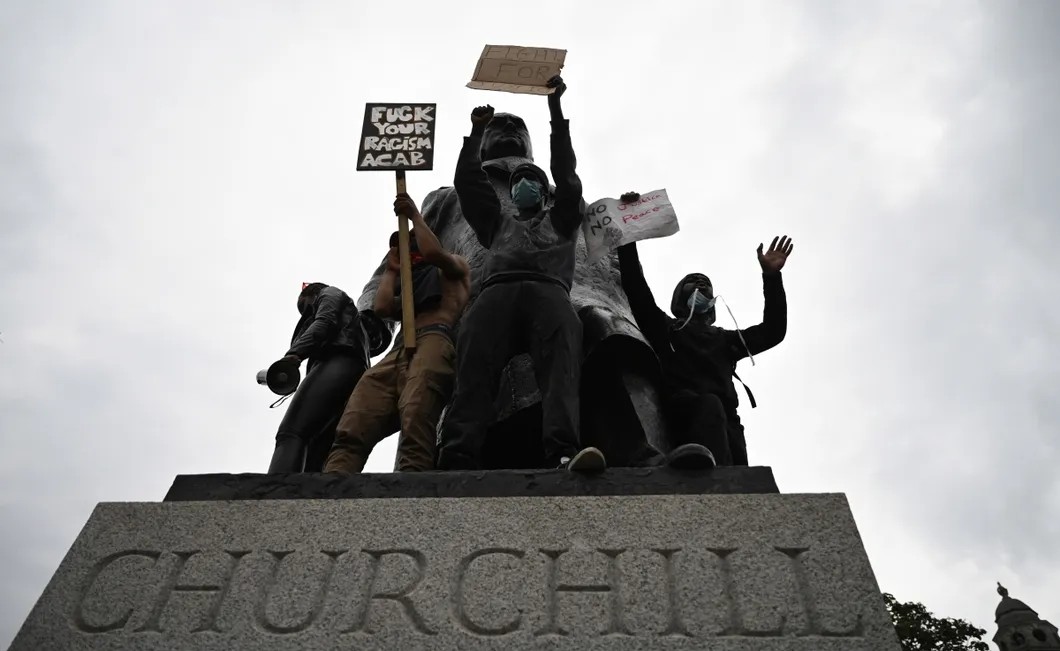 Активисты движения Black lives matter в Лондоне на постаменте памятника Черчиллю. Фото: EPA