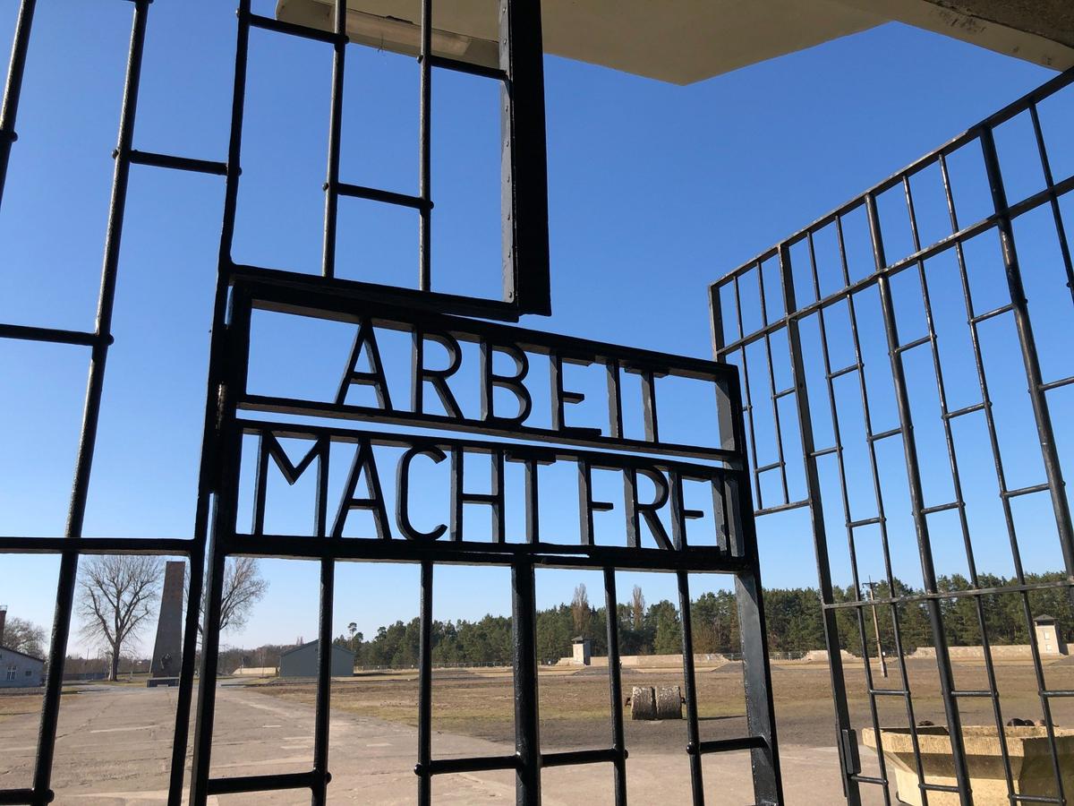 Arbeit macht frei. Ворота лагеря Заксенхаузен. Фото: Ирина Тумакова / «Новая газета»