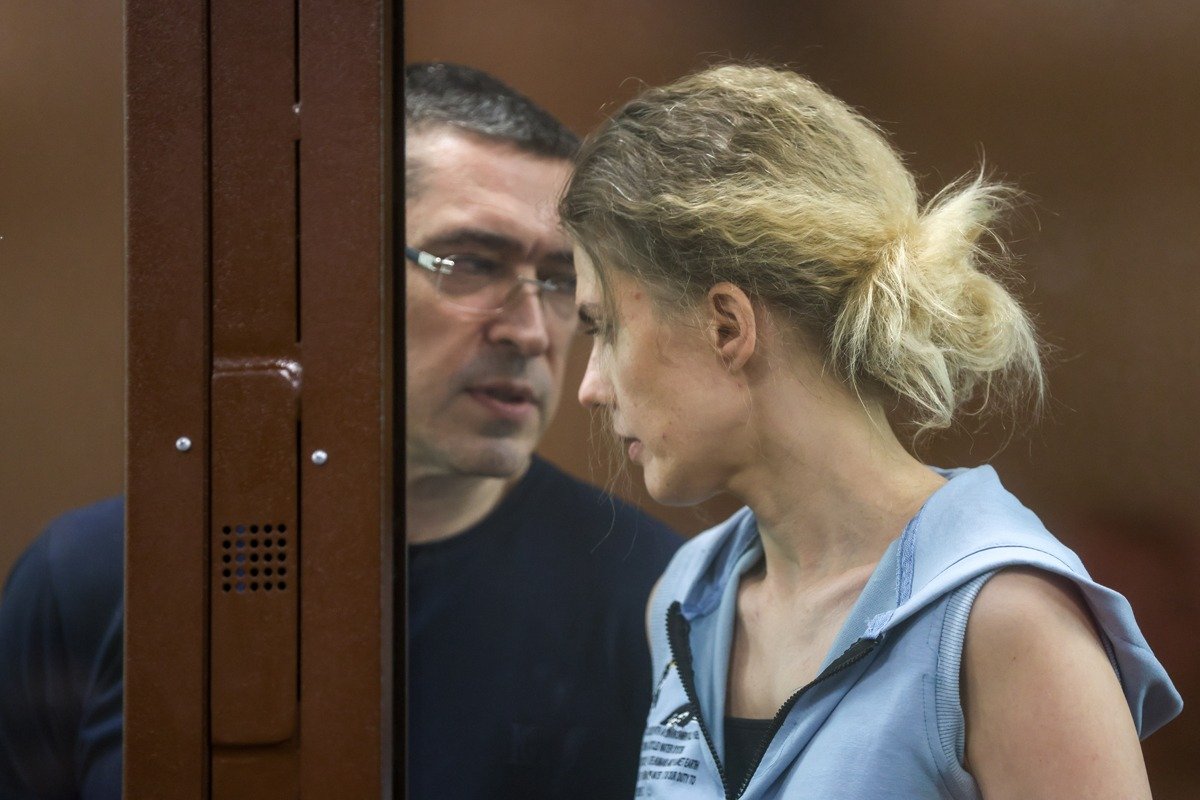 Марина Ракова и ее муж Артур Стеценко в суде. Фото: Александр Щербак / ТАСС