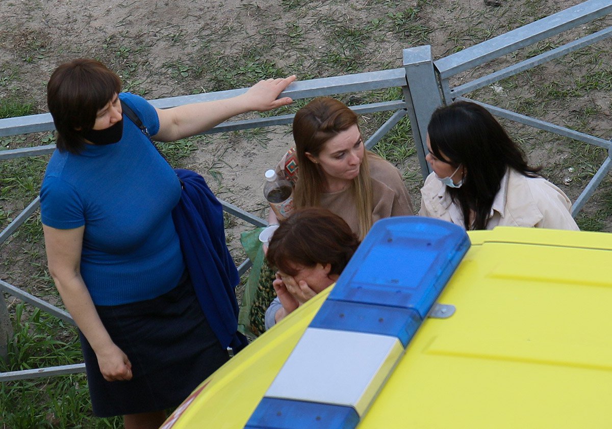 Родители за оцеплением у машины «скорой». Фото: Андрей Ермолов, специально для «Новой газеты»