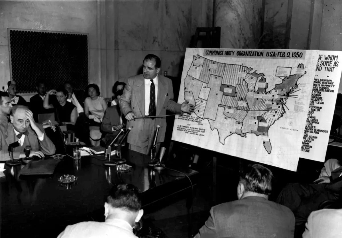 Джозеф Маккарти во время дачи показаний 9 июня 1954 года в Вашингтоне. Фото: ASSOCIATED PRESS