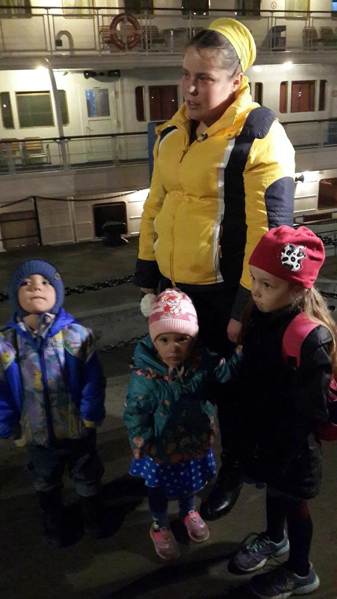 Семья на пути к воссоединению. Антонида с детьми на причале в Красноярске, только что сошла с борта теплохода