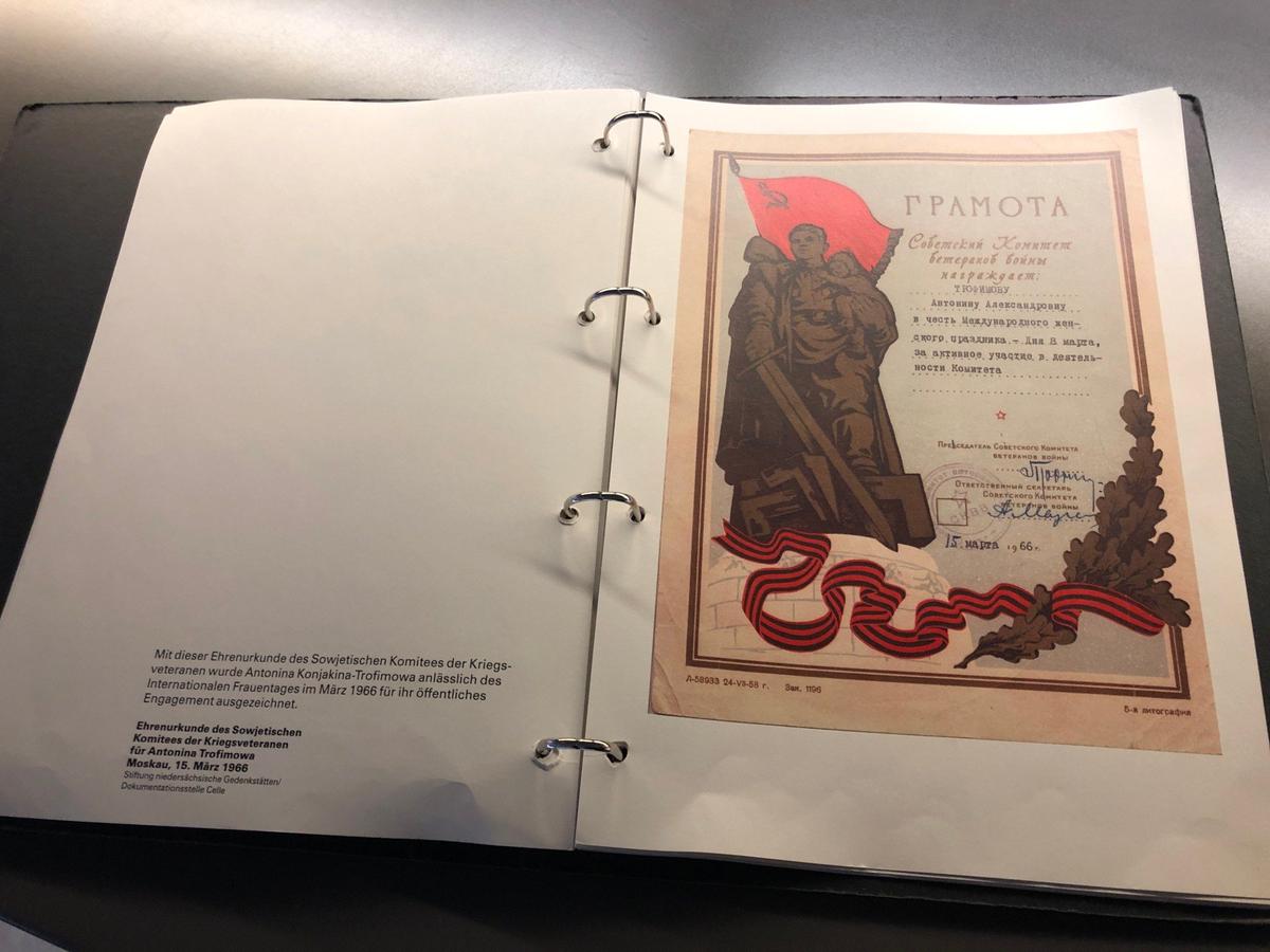 Папки с найденными историями узников Берген-Бельзена. Фото: Ирина Тумакова / «Новая газета»