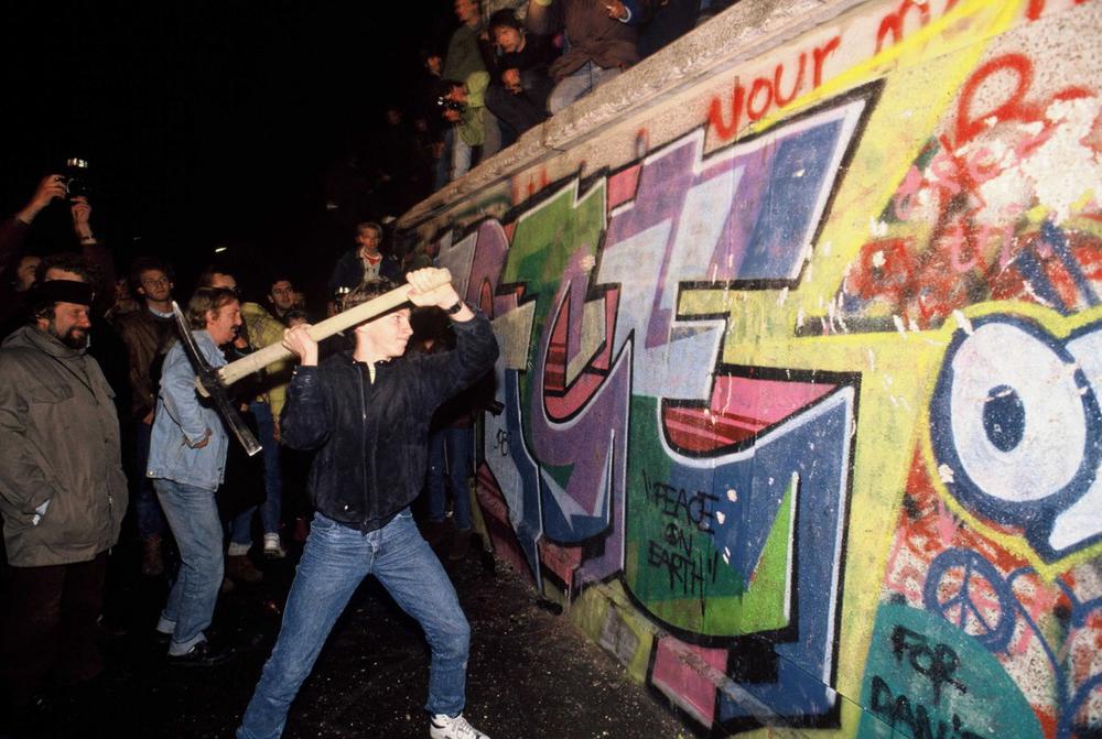 9 ноября 1989 года жители Восточного Берлина вышли на улицы, чтобы разрушить Берлинскую стену. Военные этому не препятствовали. Фото: Robert Wallis / Corbis via Getty Images