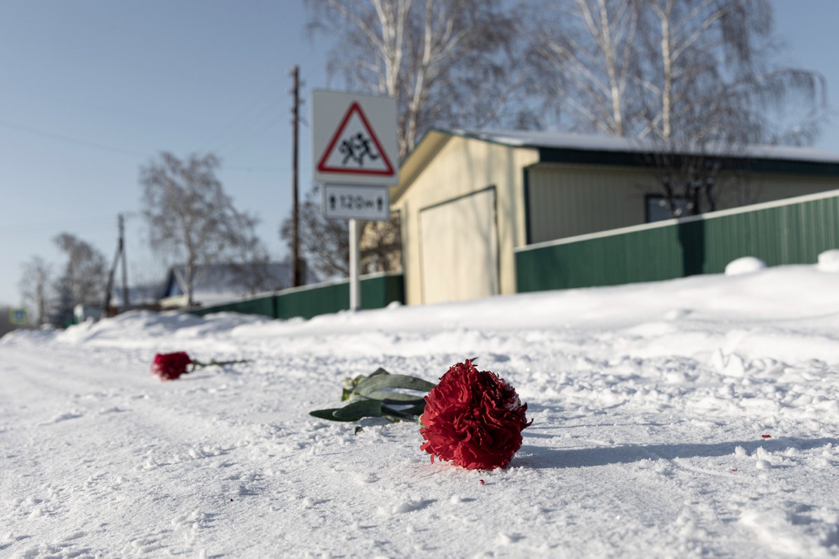 Цветы на дороге остались после похорон. Фото: Арден Аркман / «Новая газета»