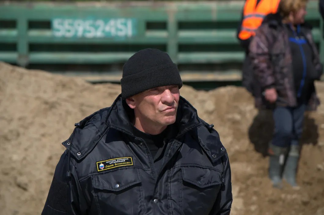Боец ЧОПа «Гарант безопасности». Фото: «Мы против свалки на Шиесе» / «Вконтакте»