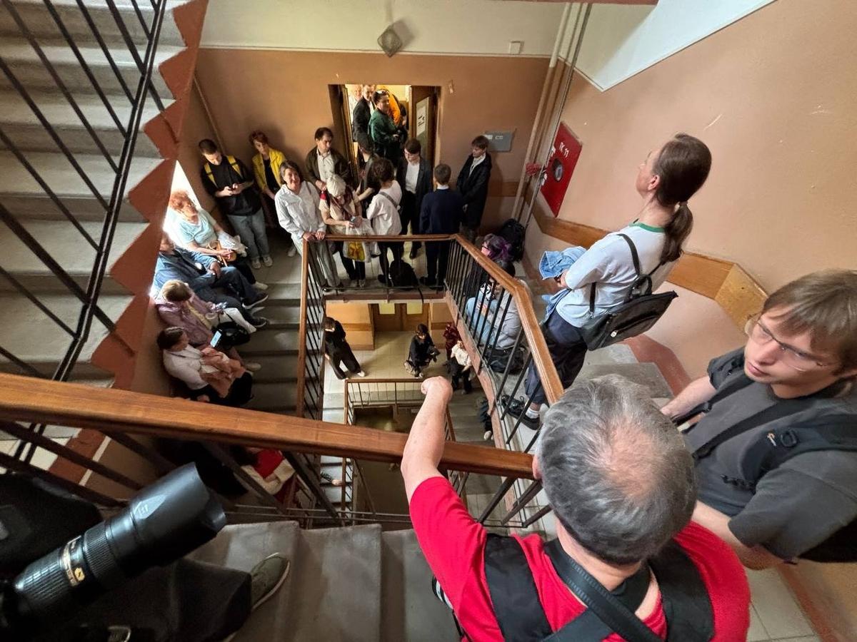 Лестницу и коридоры суда заполнили зрители суда над блокадницей Васильевой. Фото: Алексей Душутин / «Новая газета»
