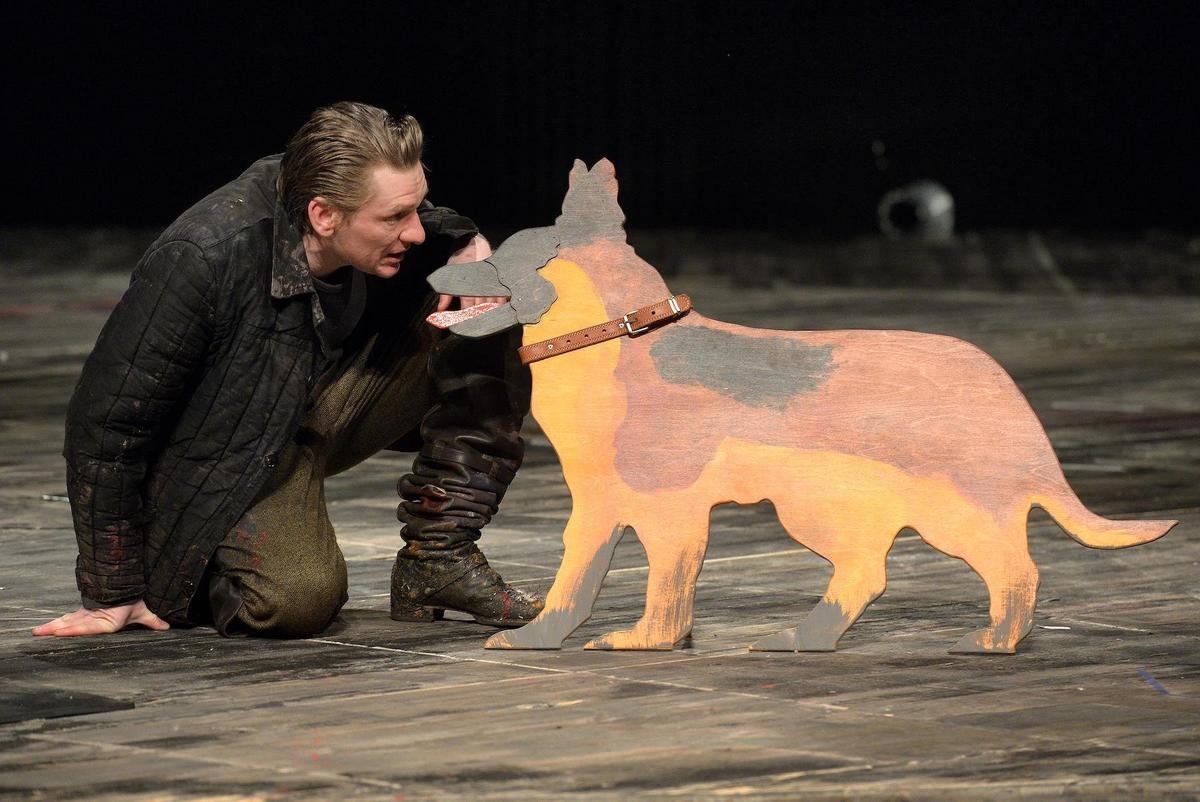 Сцена из спектакля «Му-му» на сцене Театра Наций. Фото: Геннадий Гуляев / Коммерсантъ