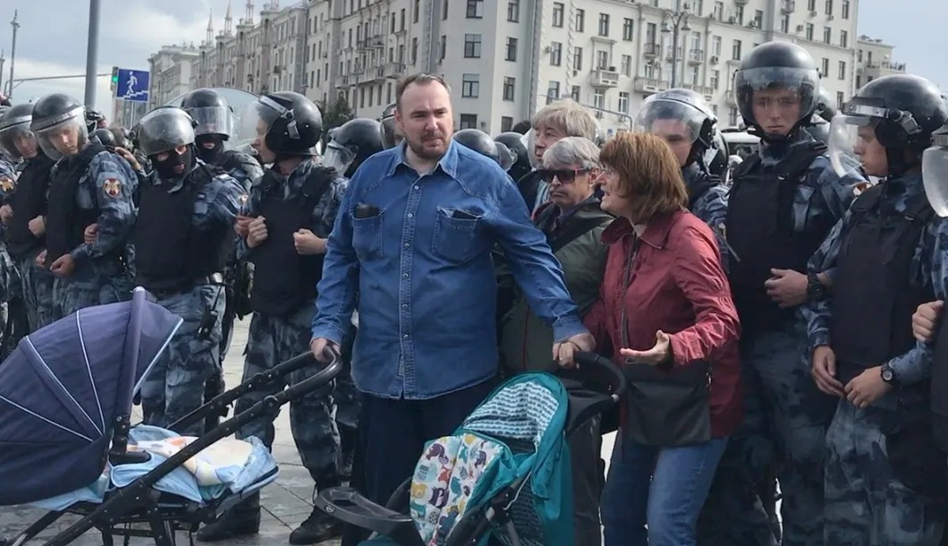 Семья Хомских на митинге. Кадр из видео «Новой газеты»