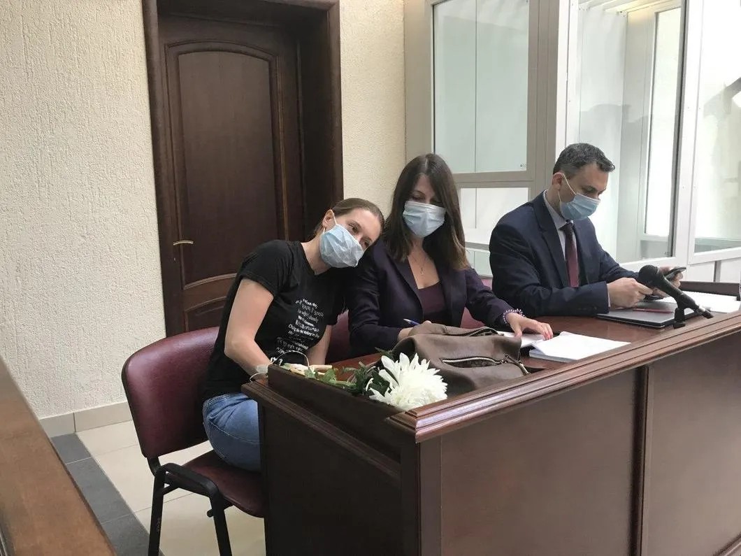 Светлана Прокопьева и два ее адвоката в суде. Фото: Ирина Тумакова / «Новая газета»