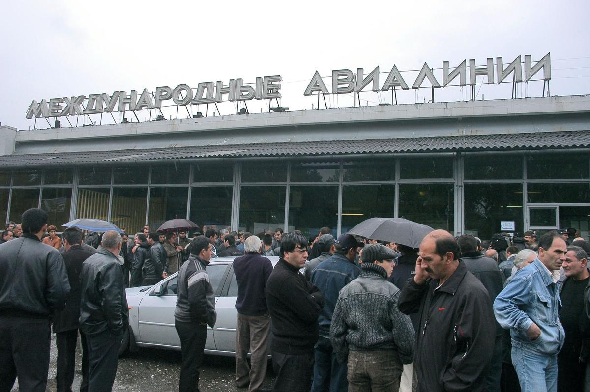 Родственники погибших в результате крушения самолета авиакомпании «Армавиа» А320 у здания аэропорта в Сочи. Фото: ITAR-TASS