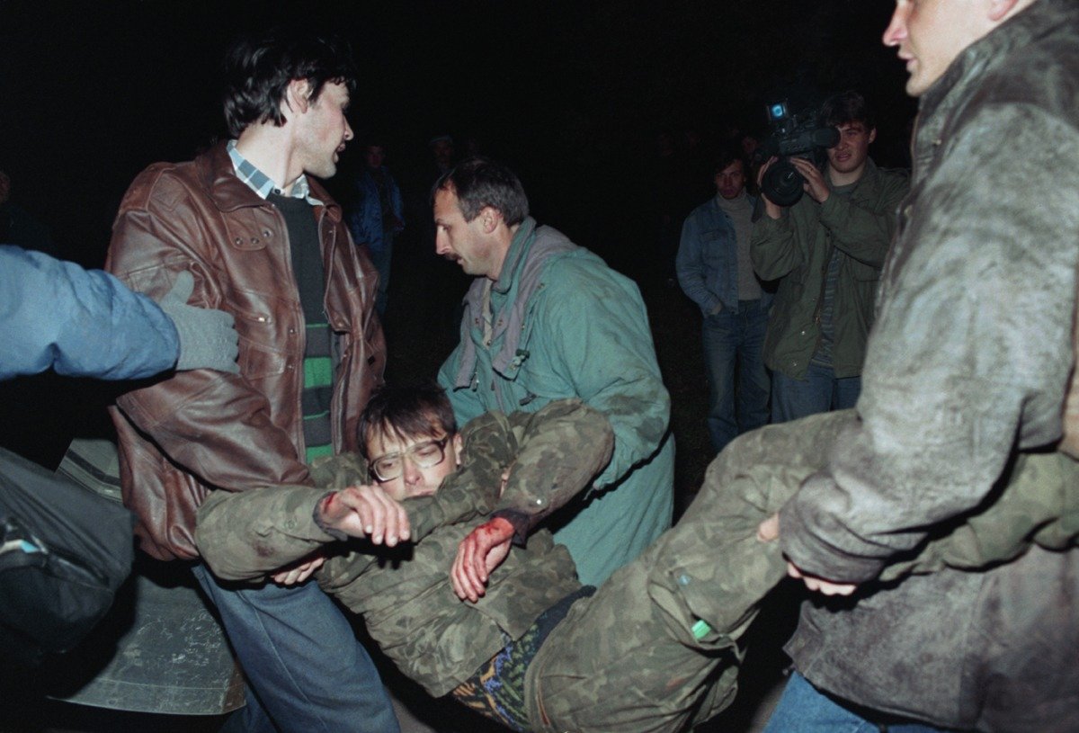 Эвакуация пострадавшего в ходе штурма телецентра «Останкино». Фото: Сергей Мамонтов / ТАСС