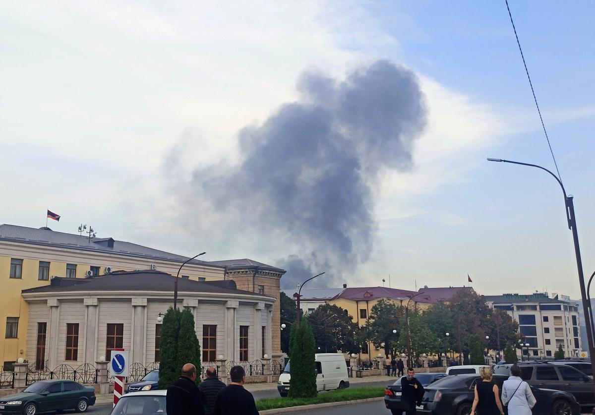 Покидая Степанакерт, один из жителей сжег свой дом. Фото: Евгения Енгибарян